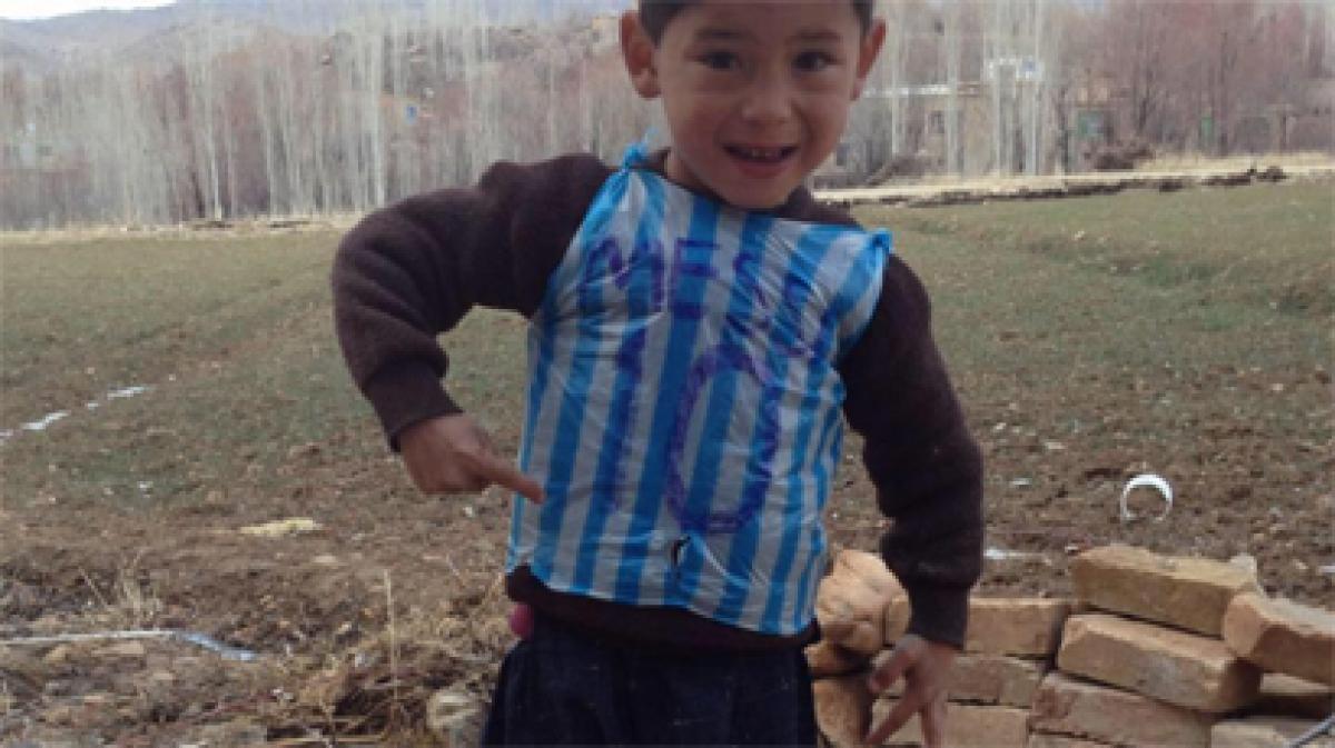 Afghan boy in plastic shirt becomes Internet star